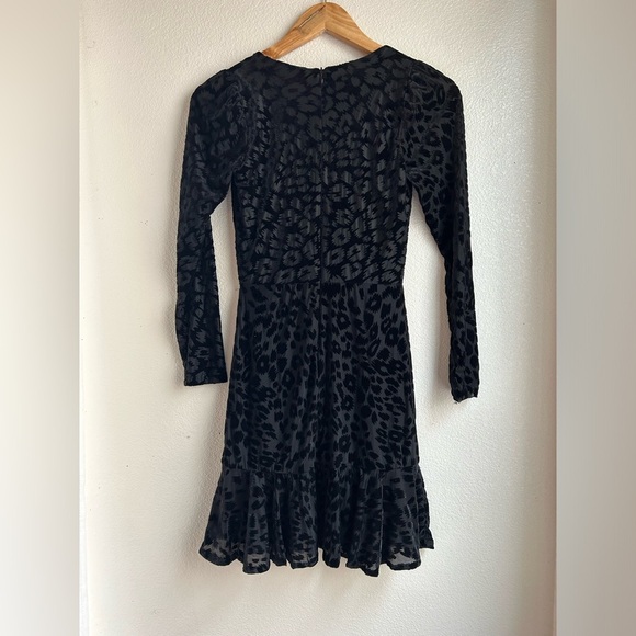 AQUA | Elegant Black Leopard Patterned Velvet Dress - Picture 5 of 8